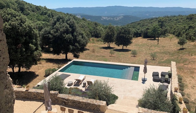 Renovated sheepfold with swimming pool in the heart of the Luberon countryside