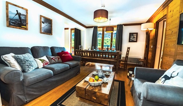 Renovated ski-in ski-out apartment, balcony, WIFI, 4 bedrooms