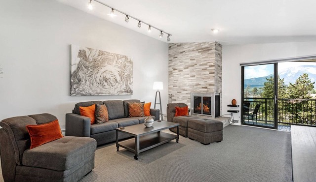 Renovated Ski Retreat! Lake Dillon Condo w/Fireplace |Hot Tub |Shuttle to Keystone, Breck & A-Basin