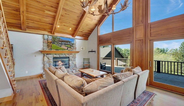 Renovated & Spacious Home, Wood Fireplace, Hot Tub