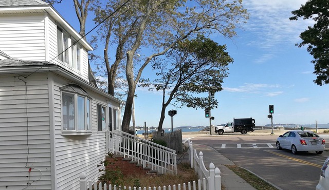 Renovated Spacious Beach House Easy Commute to Boston