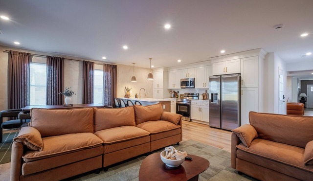 Renovated Spacious Home Near Downtown, Sleeps 10
