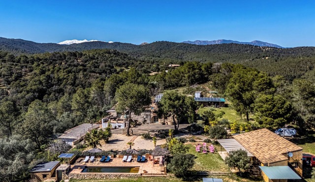 Renovated Spanish masia with detached cottage