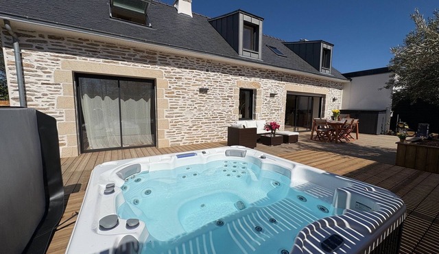 Renovated stone house 2 steps from the marina, golf course and shops