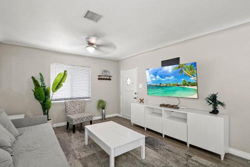 Renovated Stay, Parking, Near DT & Airport