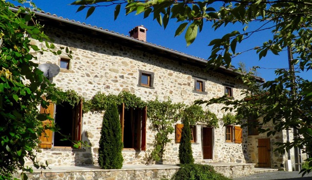 Renovated Stone and Timber House in peaceful location close to all amenities