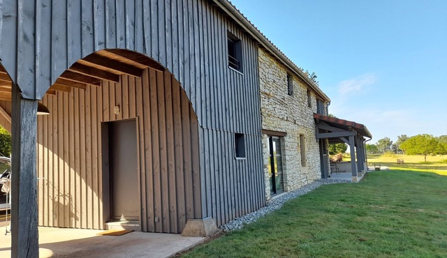 Renovated stone barn with swimming pool between Lot and Dordogne