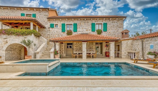 Renovated stone villa in Istrian style with private pool and whirlpool for 12 people