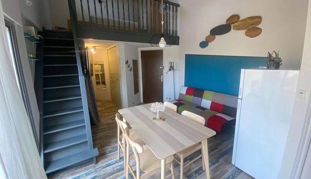 Renovated Studio Cabin Mezzanine with Terrace, Parking & Pets Allowed – Sleeps 4