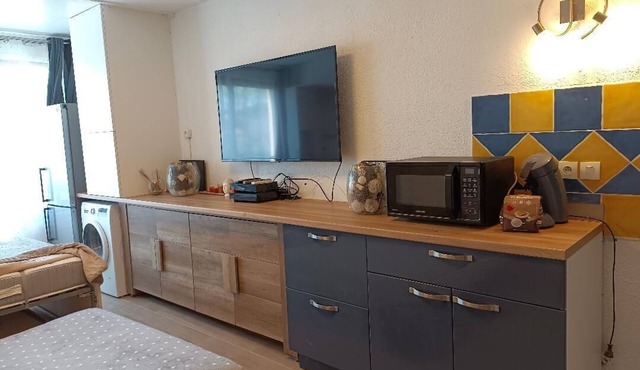 RENOVATED STUDIO APARTMENT 5 MNS FROM THE BEACH