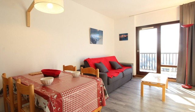 Renovated Studio for 4, South-Facing Balcony, Close to Slopes & Shops