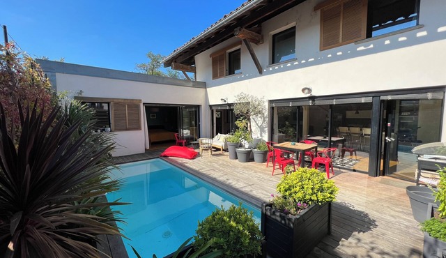 Renovated studio for 8 people with swimming pool and garden in the heart of Toulouse