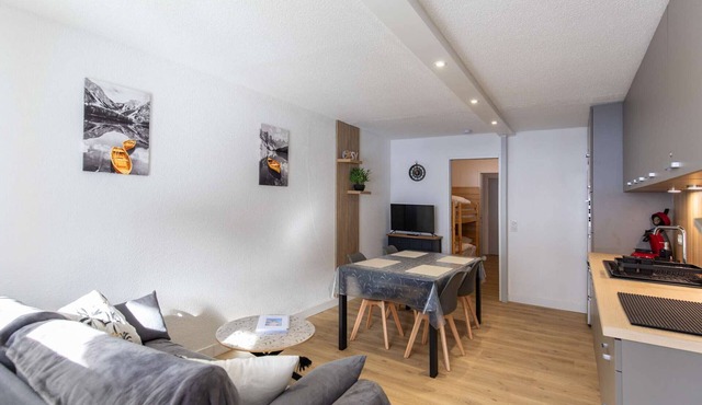 Renovated studio for 6, south loggia, near slopes, modern amenities