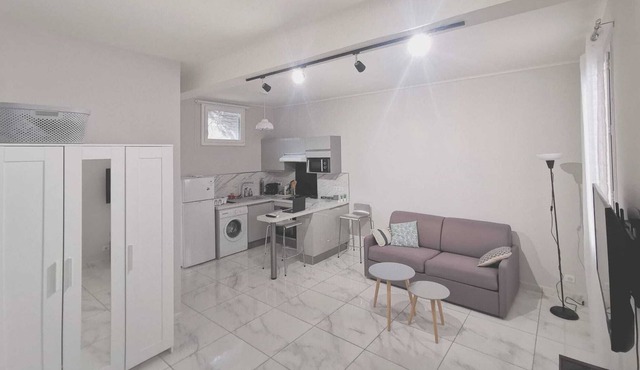 Renovated studio in the city center (15 min from the beach)