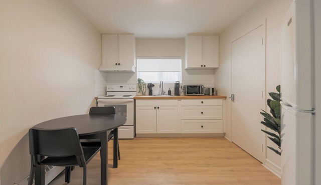 Renovated studio + parking | Longueuil