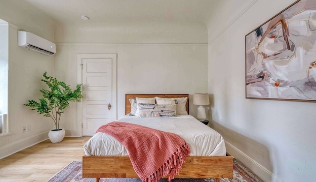 Renovated Studio - Walk to Shops - Private Retreat