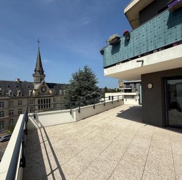 Renovated studio with 50 m2 terrace