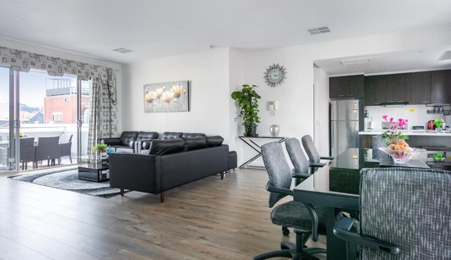 Renovated - super spacious - walk to CBD