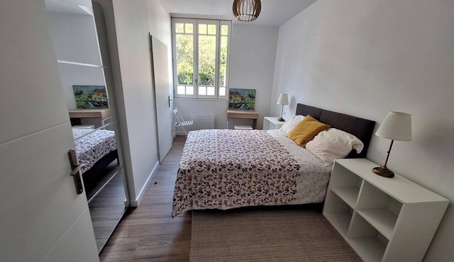 Renovated T2 apartment with garden, garage, close to center, easy access.