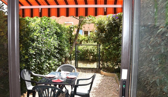 Renovated T2 with AC and garden 400m from beaches