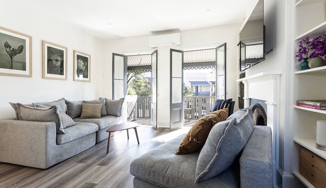 Renovated Terrace-style Apartment Near Queen Street
