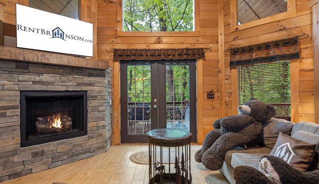 Renovated Three Bear Log Cabin, Vaulted Ceilings, Private Hot Tub! Near Big Cedar, Car Charger