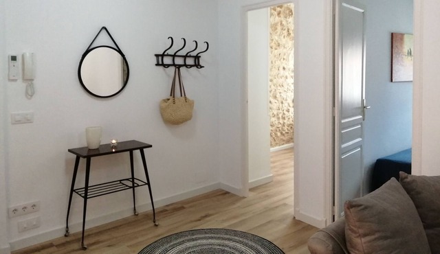 Renovated town house, at the foot of the greenway, between the beach and the mountains.