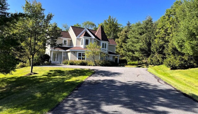 Renovated townhome, Hot tub, Free Shuttle.