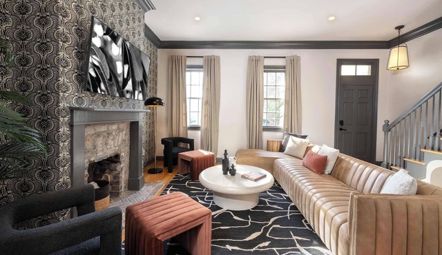Renovated Townhome Near Forsyth Park | Parking