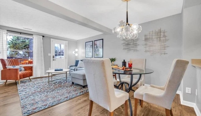 Renovated townhome on bike path includes bikes!