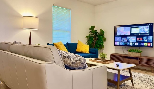 Renovated Townhome Close to Everything - 8 Guests