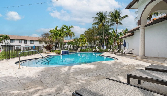 Renovated Townhome with King & Lakeview