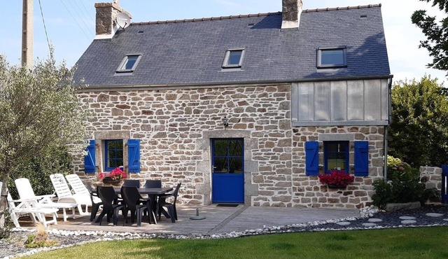 Renovated typical Breton house, 900 m from the beach *.