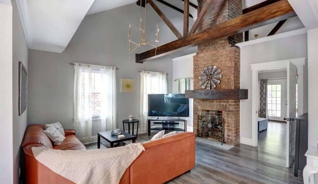 Renovated Victorian Condo Near Forsyth Park