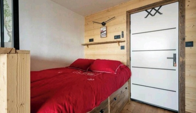 RENOVATED VILLAGE CENTER BRIGHT BALCONY MOUNTAIN VIEW