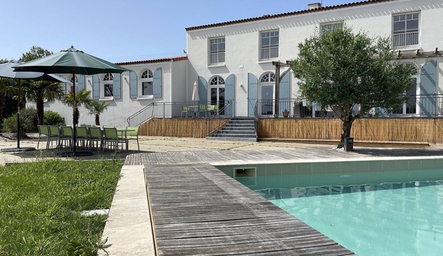 Renovated villa in Cholet with private pool and lake view, ideal for 15 people