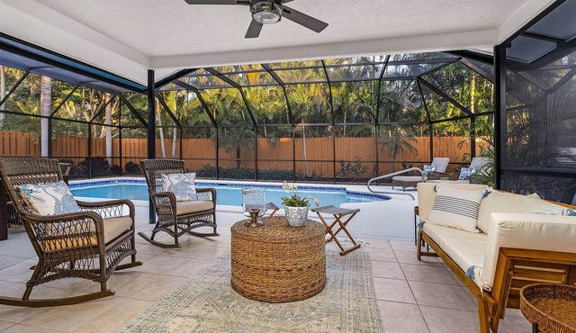 Renovated Villa less than 1 mile to beach with heated Pool! Dog Friendly!