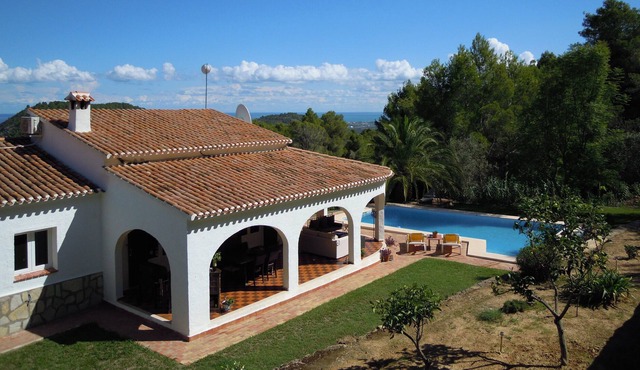Renovated Villa, Modern Interior, Open Plan Design with Pool and Garden, and AC