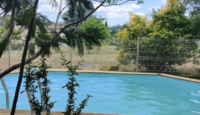 Renovated villa, with heated swimming pool and pétanque court. Ideal location!