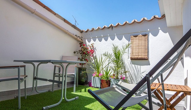 Renovated village house, quiet terrace, parking