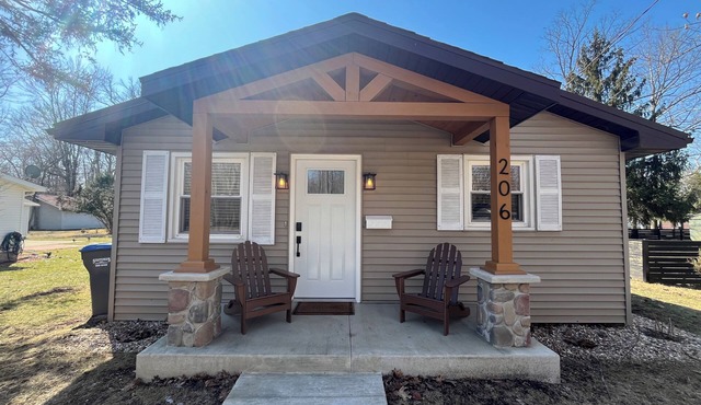 Renovated W/HOT TUB Perfect Winona Lake Location