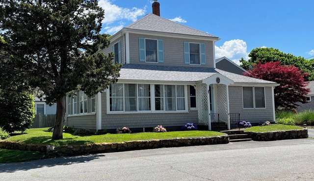 Renovated & Walk to Beach. 5-star reviews. The Friendship House