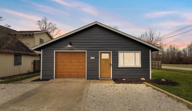 Renovated, Walk to the lake with AC, Firepit & Pet Friendly