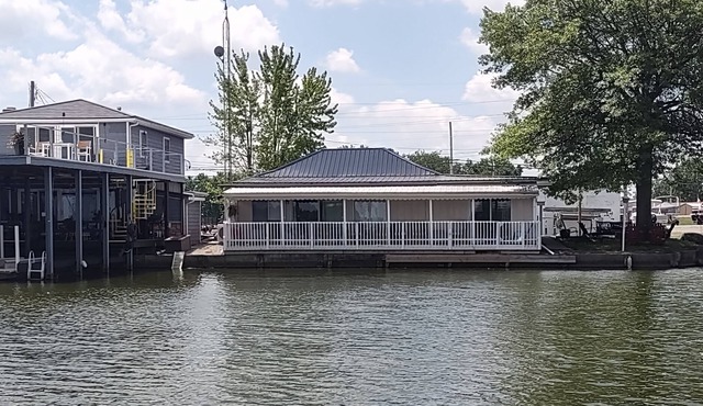Renovated waterfront with big deck, dock at the edge of town. Pickleball nearby