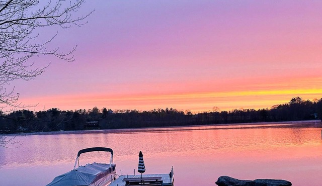 Renovated Waterfront Lake House/Swim/Fishing/Leaf Peep/Ski/Ice Skate/Firepit