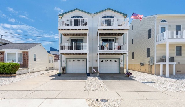 Renovated with Backyard Oasis! Quick Walk to Town & Beach. 4 BRs. Sleeps 10