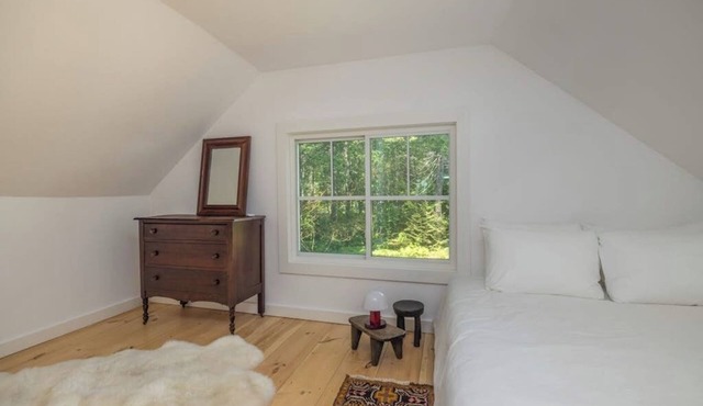 Renovated woodland home with lovely deck & firepit - minutes to Swan Lake