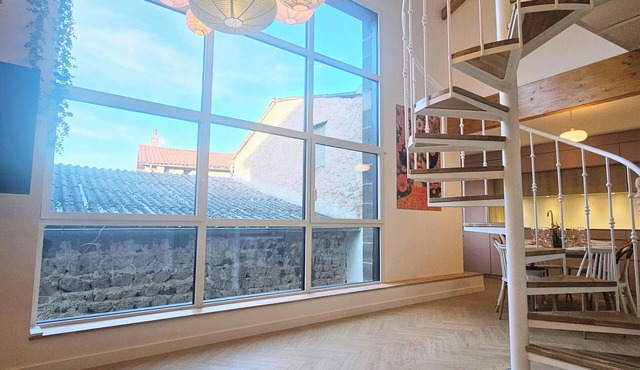 Renovated workshop in the heart of a village, close to the Volcans d'Auvergne!