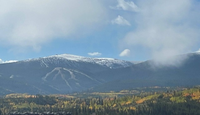 Renovated yet cozy, 2-bed/2-bath condo, with Winter Park mountain views
