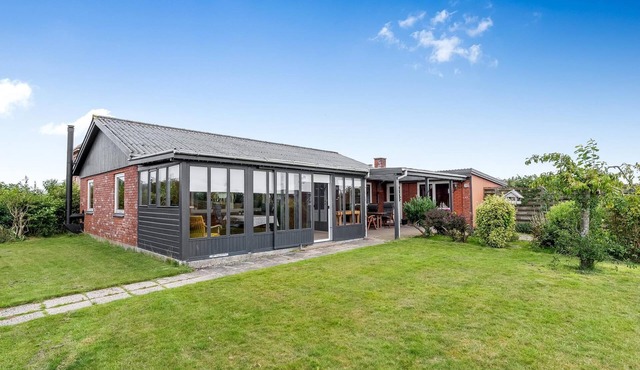 Renoveret Byhus tæt på Vesterhavet, med Udestue, Terrasse og Have ud til Marken